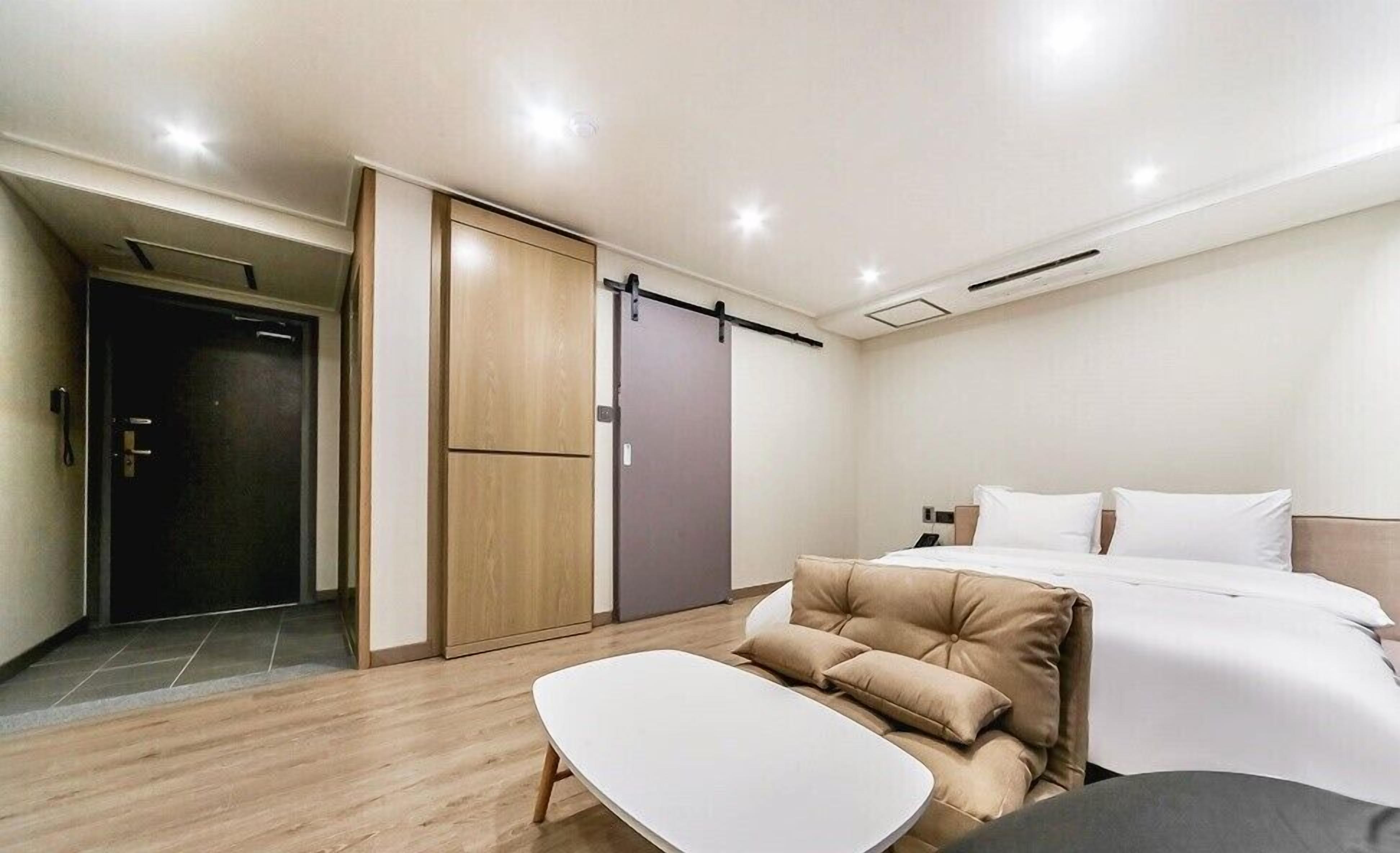 1 bedroom, premium bedding, pillow-top beds, individually decorated