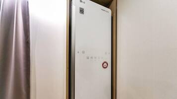 Un refrigerador blanco de LG con un panel de control y un logotipo circular rojo.