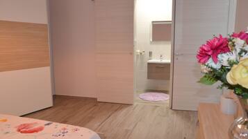 2 bedrooms, iron/ironing board, travel cot, free WiFi