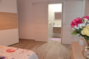 2 bedrooms, iron/ironing board, travel crib, free WiFi - ITS YOUR VACATION,  MAKE IT A MEMORABLE ONE!! (Bugibba)