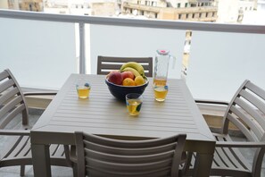 Outdoor dining - ITS YOUR VACATION,  MAKE IT A MEMORABLE ONE!! (Bugibba)