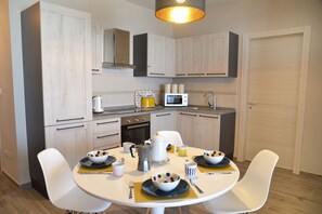 Fridge, microwave, oven, stovetop - ITS YOUR VACATION,  MAKE IT A MEMORABLE ONE!! (Bugibba)