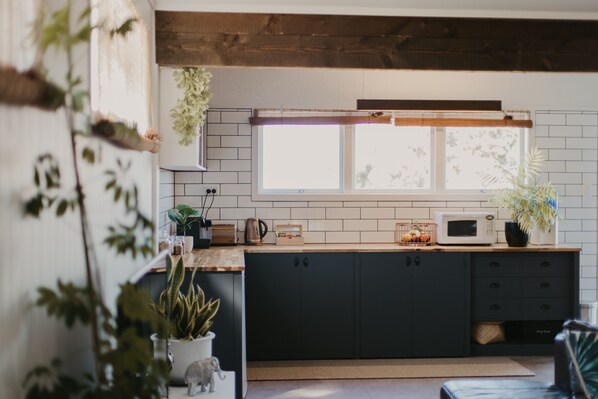 Panoraamastudiosviitti, pohjakerroksessa | Yksityinen keittonurkkaus | Jääkaappi, mikroaaltouuni, espressokone, vedenkeitin