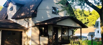 Opdateret og pænt dekoreret hjem, der er centralt beliggende i det nordøstlige Iowa