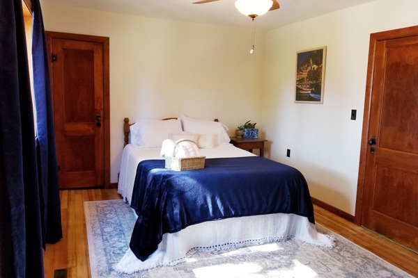 Master bedroom, queen foam mattress.