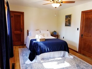 3 habitaciones, escritorio y tabla de planchar con plancha