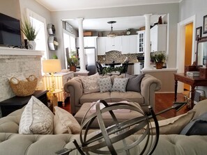 Televisión, chimenea, libros