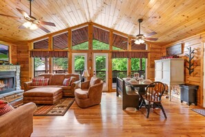 Een televisie en een open haard