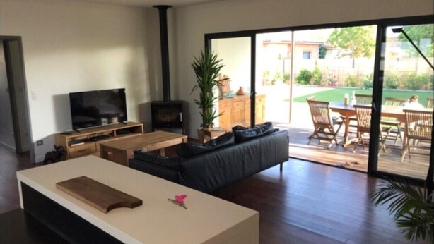 A modern living room with a TV, sofa, and dining area. - Pleasant house on the Arcachon basin (La Teste-de-Buch)