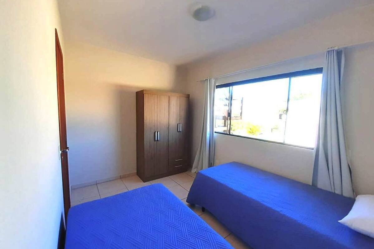 Escritorio, sistema de insonorización, wifi gratis y ropa de cama 