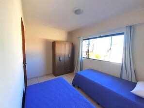 Escritorio, sistema de insonorización, wifi gratis y ropa de cama 