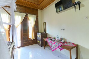 Standard Double Room | Desk, free WiFi, bed sheets - Sri Gunadi Bungalow (Penida Island)