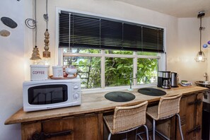 Geladeira, micro-ondas, cooktop, cafeteira/chaleira