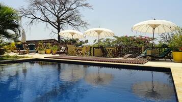 2 piscinas al aire libre, sillones reclinables de piscina