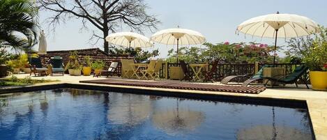 2 outdoor pools, pool loungers