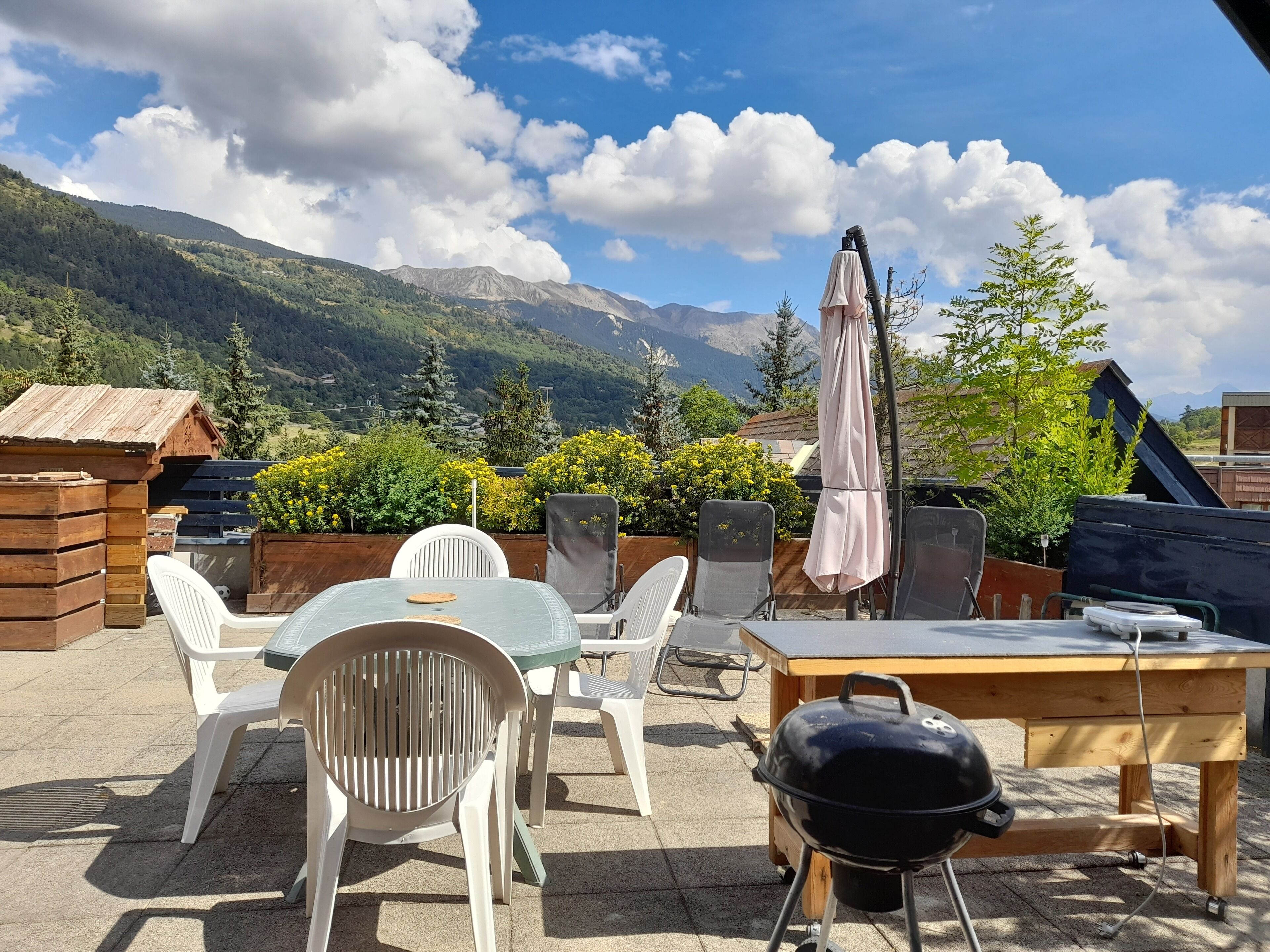 La  terrasse avec vue panoramique table chaises parasol transat barbecue parasol