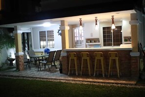 Outdoor dining - Fully Furnished Villa in Mabalacat Near Clark (Mabalacat)