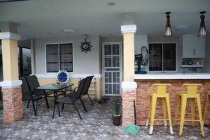 Outdoor dining - Fully Furnished Villa in Mabalacat Near Clark (Mabalacat)