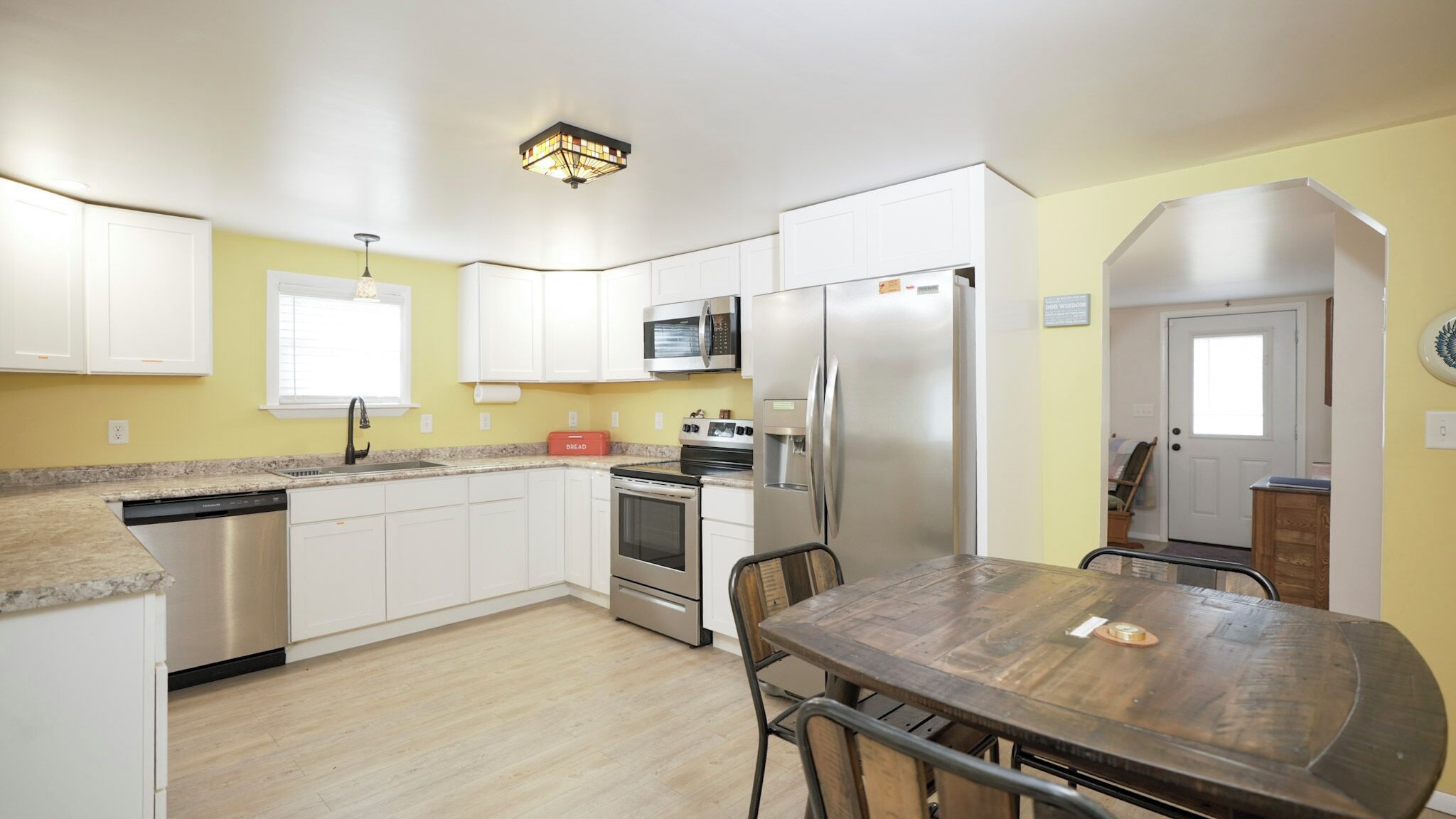 Kylskåp, mikrovågsugn, ugn och spishäll