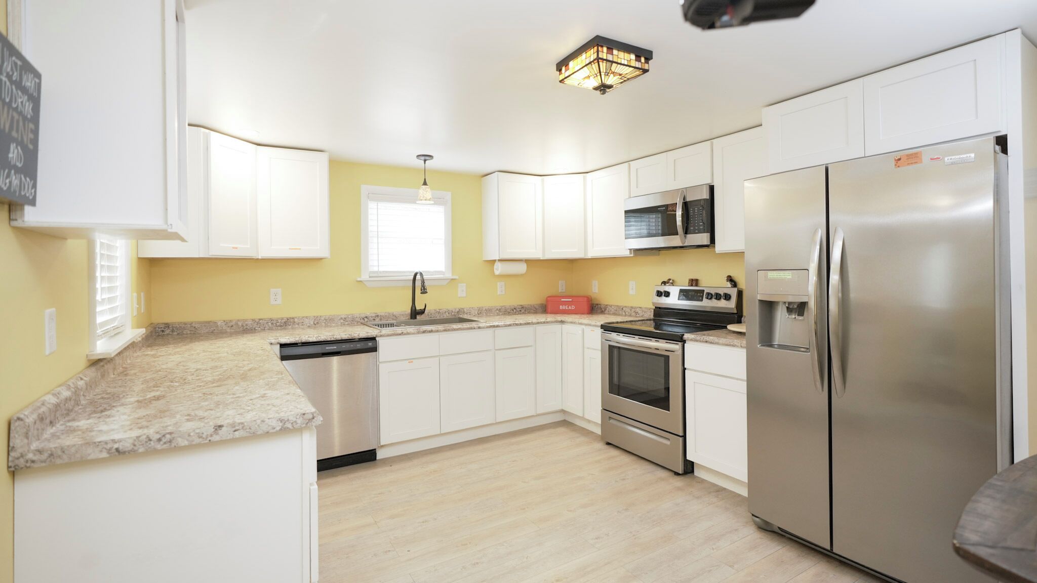 Frigorífico, microondas, horno y placa de cocina