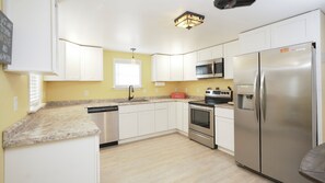 Jääkaappi, mikroaaltouuni, uuni, liesi