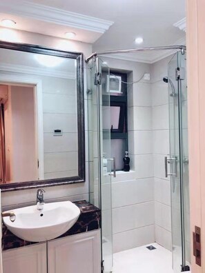 Shower, free toiletries, hair dryer, slippers - Sixiangjia Apartment (Guangzhou)