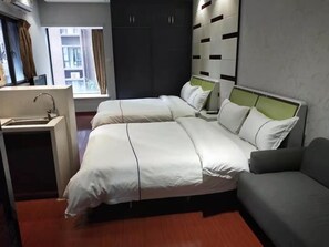 Hypo-allergenic bedding, down duvets, memory-foam beds - Sixiangjia Apartment (Guangzhou)