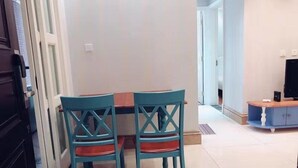 Apartemen Desain, 2 kamar tidur | Dapur kecil pribadi | Lemari es, microwave, kompor, dan ketel listrik