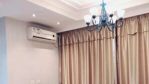 Apartemen Desain, 2 kamar tidur | Seprai antialergi, selimut bulu angsa, busa memori, dan meja kerja