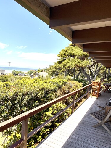 Little Beach Bungalow - just two blocks to beach! WIFI. Partial ocean views