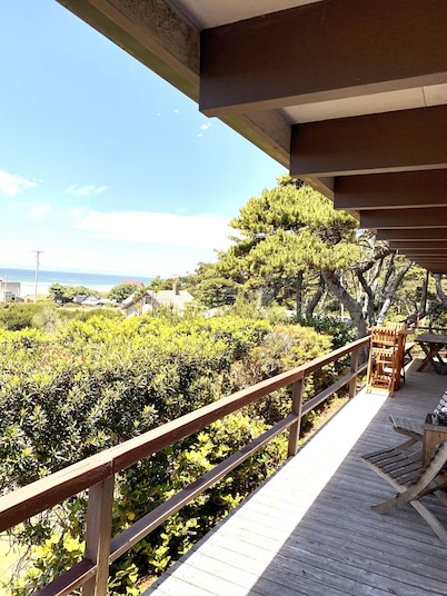 Little Beach Bungalow - just two blocks to beach! WIFI. Partial ocean views