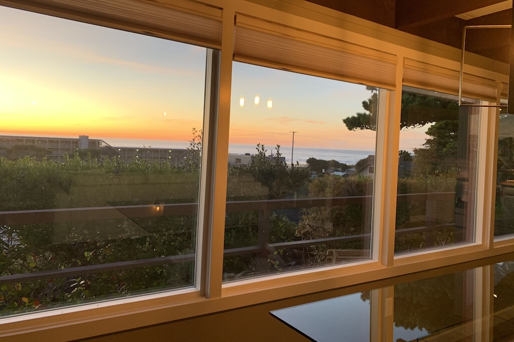 Little Beach Bungalow - ocean views, and one block to the beach! WIFI