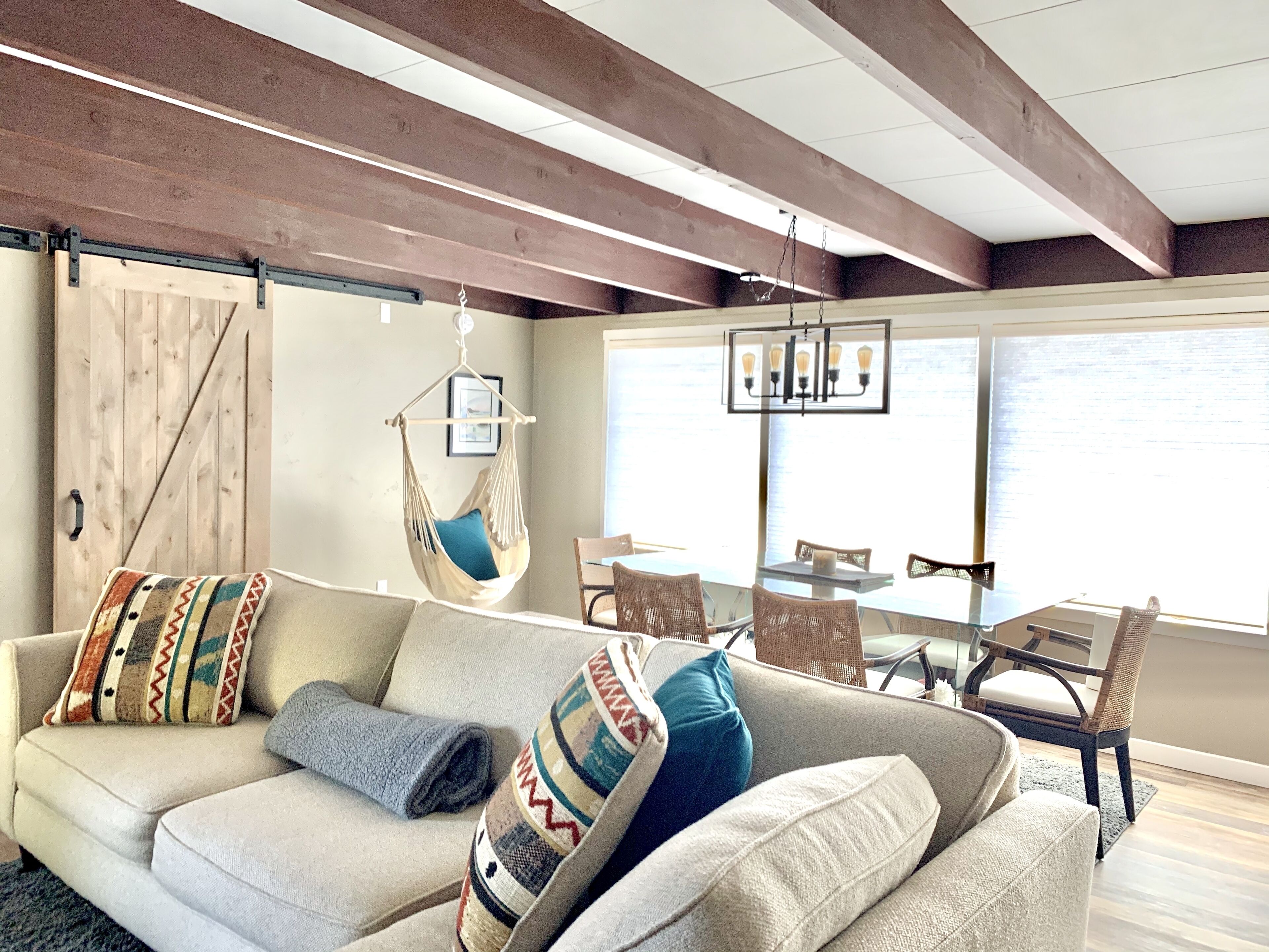 Little Beach Bungalow - ocean views, and one block to the beach! WIFI 