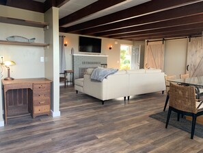 Smart TV, Netflix, DVD player, toys - Little Beach Bungalow - just two blocks to beach! WIFI. Partial ocean views (Florence)