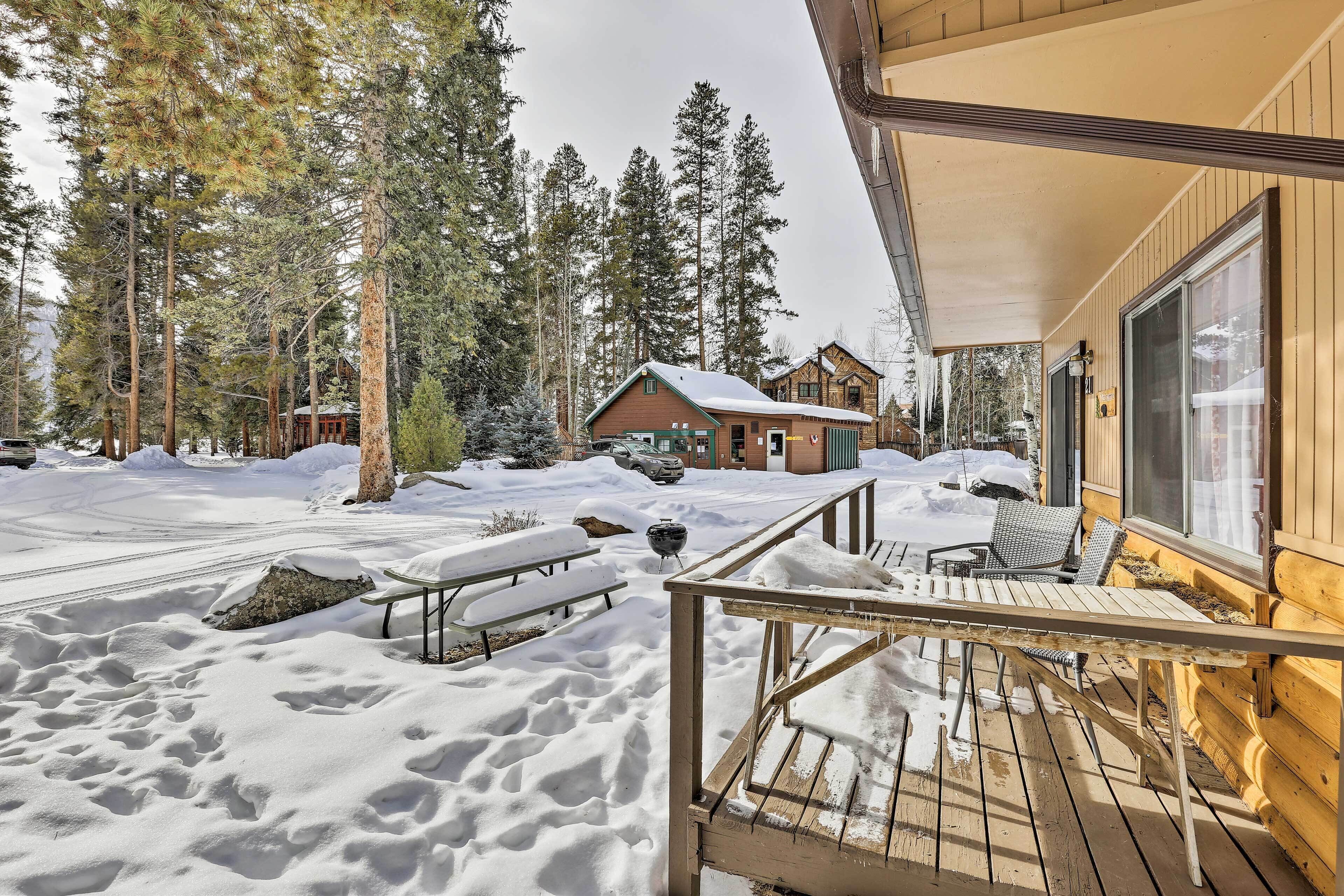 Grand Lake Cabin w/ Deck & Direct Beach Access!