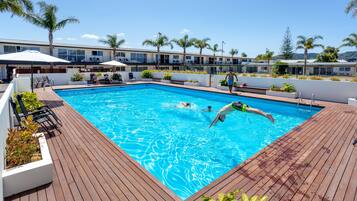 Piscina a l'aire lliure de temporada (horari: 07:00-21:00) i para-sols