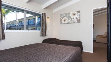 2 dormitoris, decoració individual i mobiliari individual