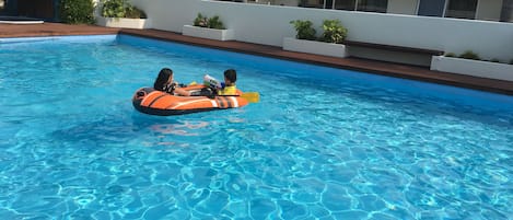 Una piscina al aire libre de temporada