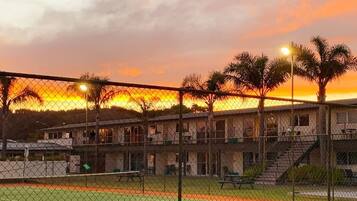 Façana frontal de l'allotjament (vespre/nit)