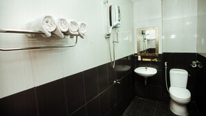 Bathroom - Lau 7 Hotel (Nha Trang)