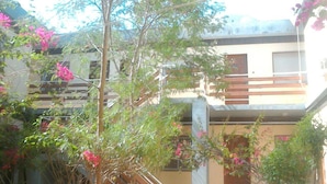 Ein Gebäude mit Balkon und Treppe.