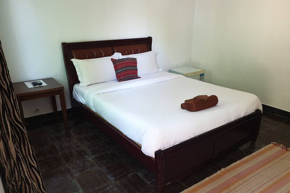 Minibar, in-room safe, desk, free cribs/infant beds