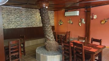 S'hi serveixen esmorzars, dinars i plats de cuina local i internacional