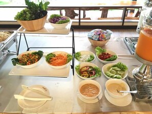 每日供應自助早餐 (每人 THB200)