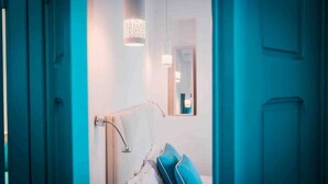 Une salle de bain avec un porte-serviettes blanc, un miroir et une serviette bleue.