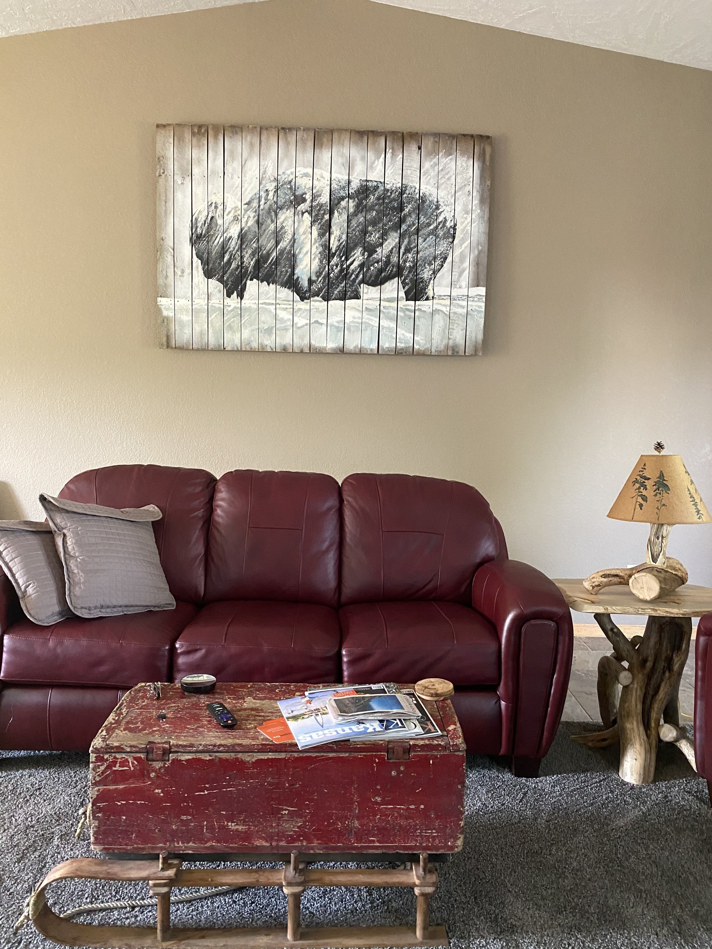 This spacious single home combines modern amenities with a cozy mountain feel