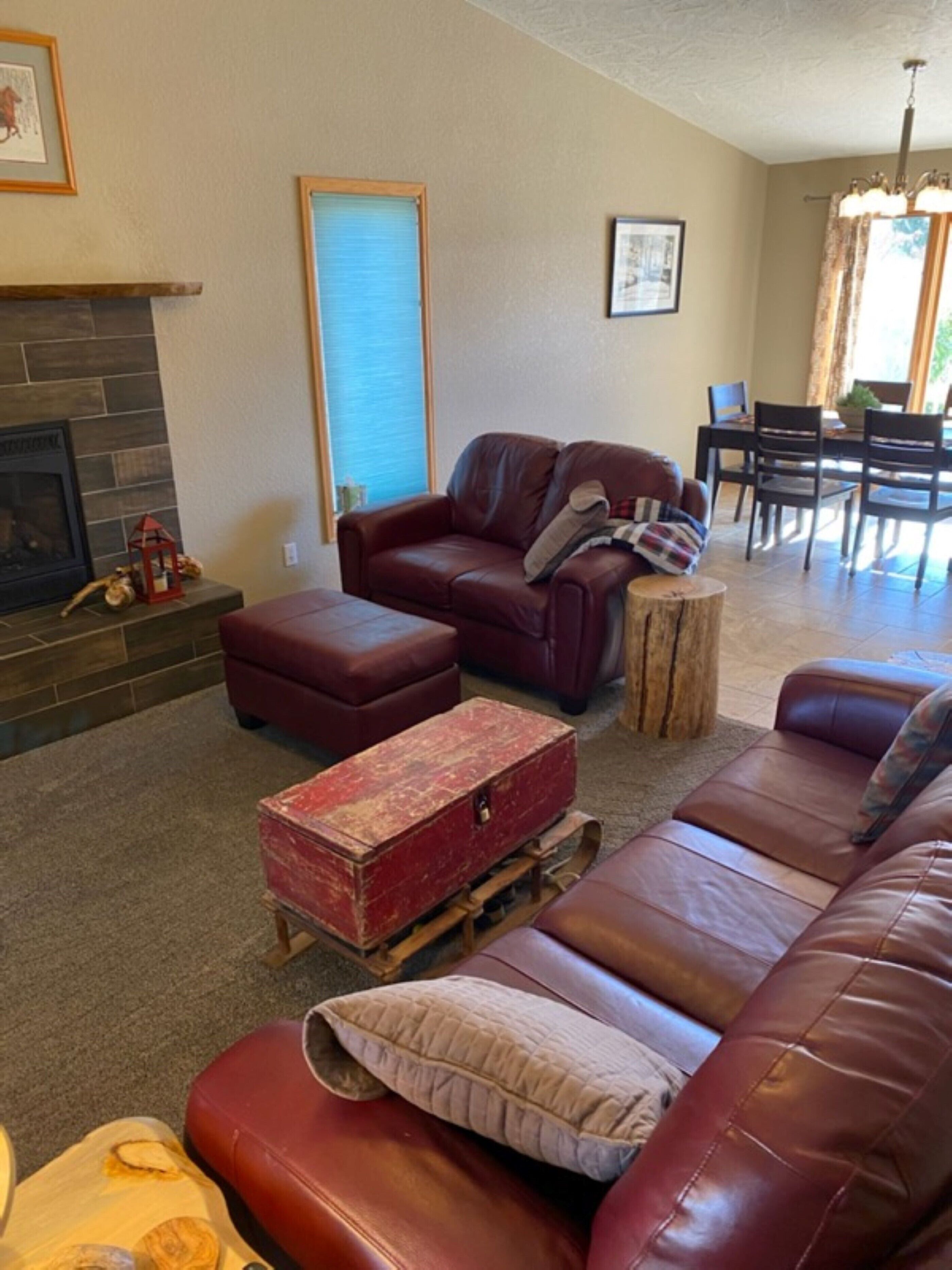 This spacious single home combines modern amenities with a cozy mountain feel