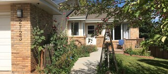 This spacious single home combines modern amenities with a cozy mountain feel