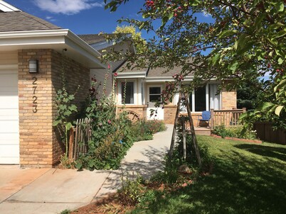 This spacious single home combines modern amenities with a cozy mountain feel