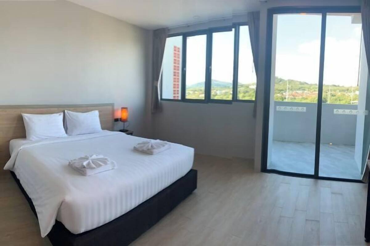 Ropa de cama de alta calidad y caja de seguridad en la habitación 
